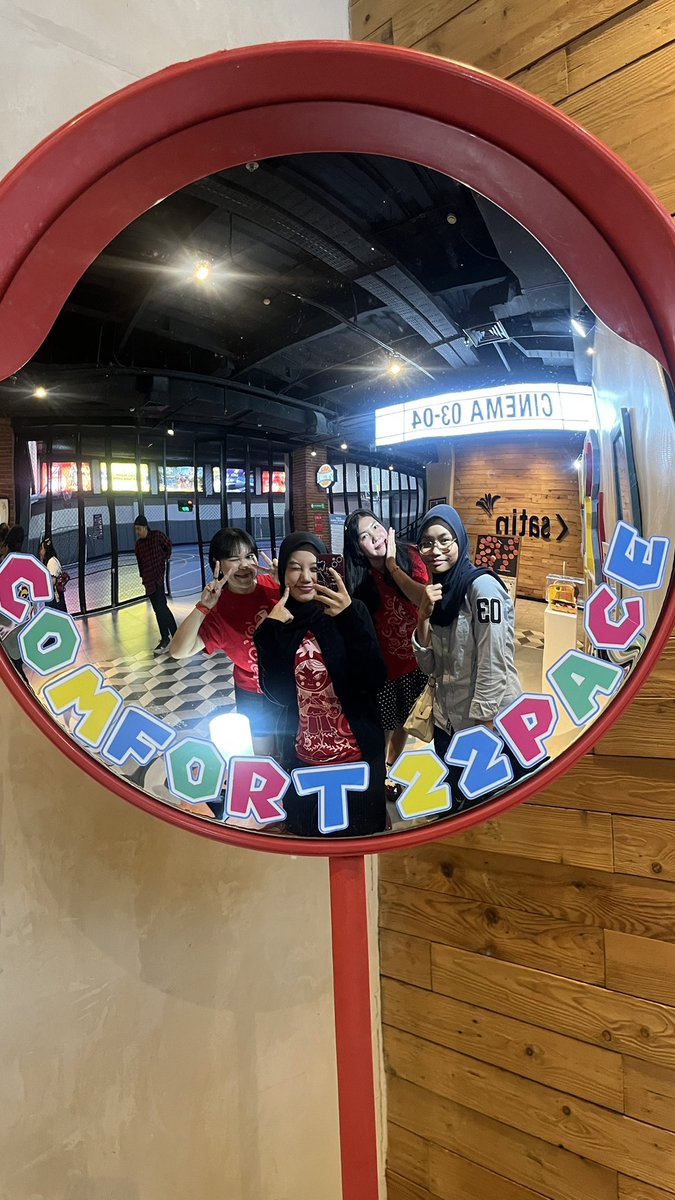 muthemato's tweet photo. happy birthday ibuk muthe!!❤️ seru bangettt shonichi teater di sts km 🥺 ga nyangka jg surat aku dibacain WKWKW (timakaci kalulu) feeling so lucky todayy, pokonya all the best wishes for uuu ya ibuk artis  @A_MutheJKT48 🫶🏻 #Comfort22Pace https://t.co/Fr56uIhx1T