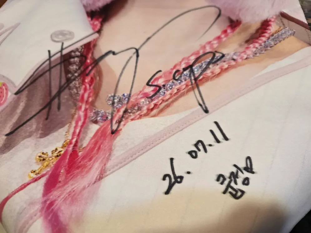 dk_is_seokshine's tweet photo. DIKO ALAM KANINA PA KO NAGCOCOMPARE NG HANDWRITINGS NYA 😭 https://t.co/Thbn2jZdgB