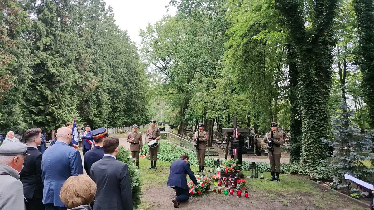 Pawel_Kubala's tweet photo. Dziś przed Krzyżem Wołyńskim na Powązkach Wojskowych w Warszawie uczestniczyłem w Apelu Pamięci Ofiar Ukraińskiego Ludobójstwa, zorganizowanym przez @WspolnotaPamiec. https://t.co/9u5Vgret9G