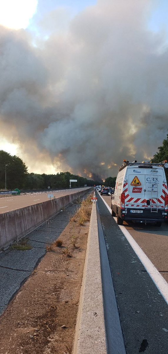 InfosFrancaises's tweet photo. FEUX DE FORÊT : Un important incendie est en cours sur les bords de l’autoroute A6 en Seine-et-Marne, au sud de Paris. La circulation a été coupée dans les deux sens et des véhicules font demi-tour via la bande d'arrêt d'urgence ou à contre-sens sur l'A6.

Toujours en Seine-et-Marne, 300 hectares de végétation ont brûlé après lors d'un autre incendie sur un champ situé de commune des Écrennes, l'autoroute A5 a été coupée et le trafic SNCF est fortement perturbé sur la ligne Sud-Est entre Paris et Marseille avec jusqu'à 6 heures de retard.