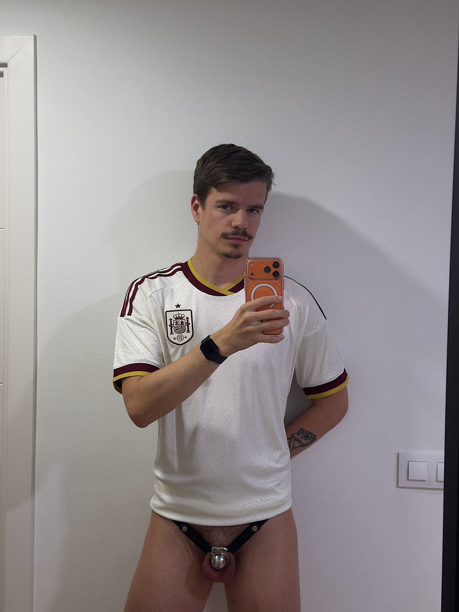 Liam_MatthewsX's tweet photo. 🔒DAY 18/343🔒

I’m a football boy for you, Sir! And of course I have to support my national team 💪🏼. Locked of course ;) @rugbyunion8 https://t.co/AUnndrfeH5