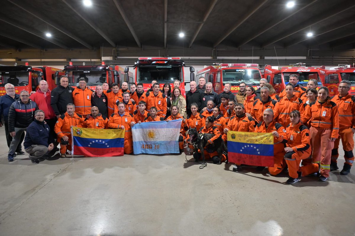myriprunotto's tweet photo. Recibir hoy a nuestros Bomberos Voluntarios es también reconocer el enorme valor de las instituciones que sostienen el entramado social de nuestra provincia.
Los integrantes del equipo USAR ARG-10 llevaron a Venezuela lo mejor de Córdoba: profesionalismo, solidaridad y compromiso con la vida.
Detrás de cada misión hay capacitación, esfuerzo y una profunda vocación de servicio que merece el reconocimiento de todos. Gracias por representar a Córdoba y a la Argentina con orgullo y humanidad. 🚒🇦🇷