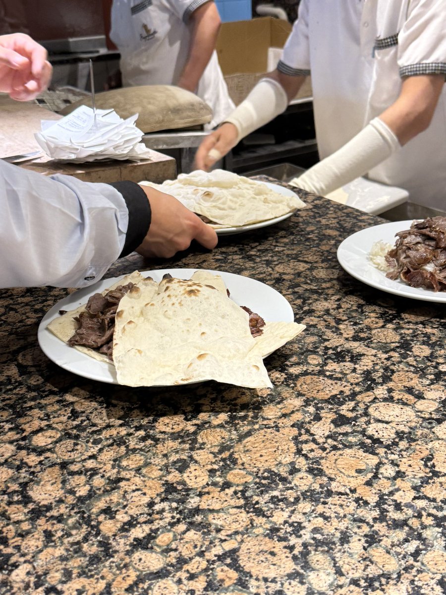 kayamerthasan_'s tweet photo. Bayramoğlu döner hep kuyruk. Döneri lezzetli ve yenilir kılan da o kuyruk. Adı üstünde döner sürekli dönmeli ve hızla tüketilmeli ki etin tranç gibi sert kısmından yapılan bir et ürünü lezzeti bozulmadan yenebilsin. https://t.co/332XkwOW2K