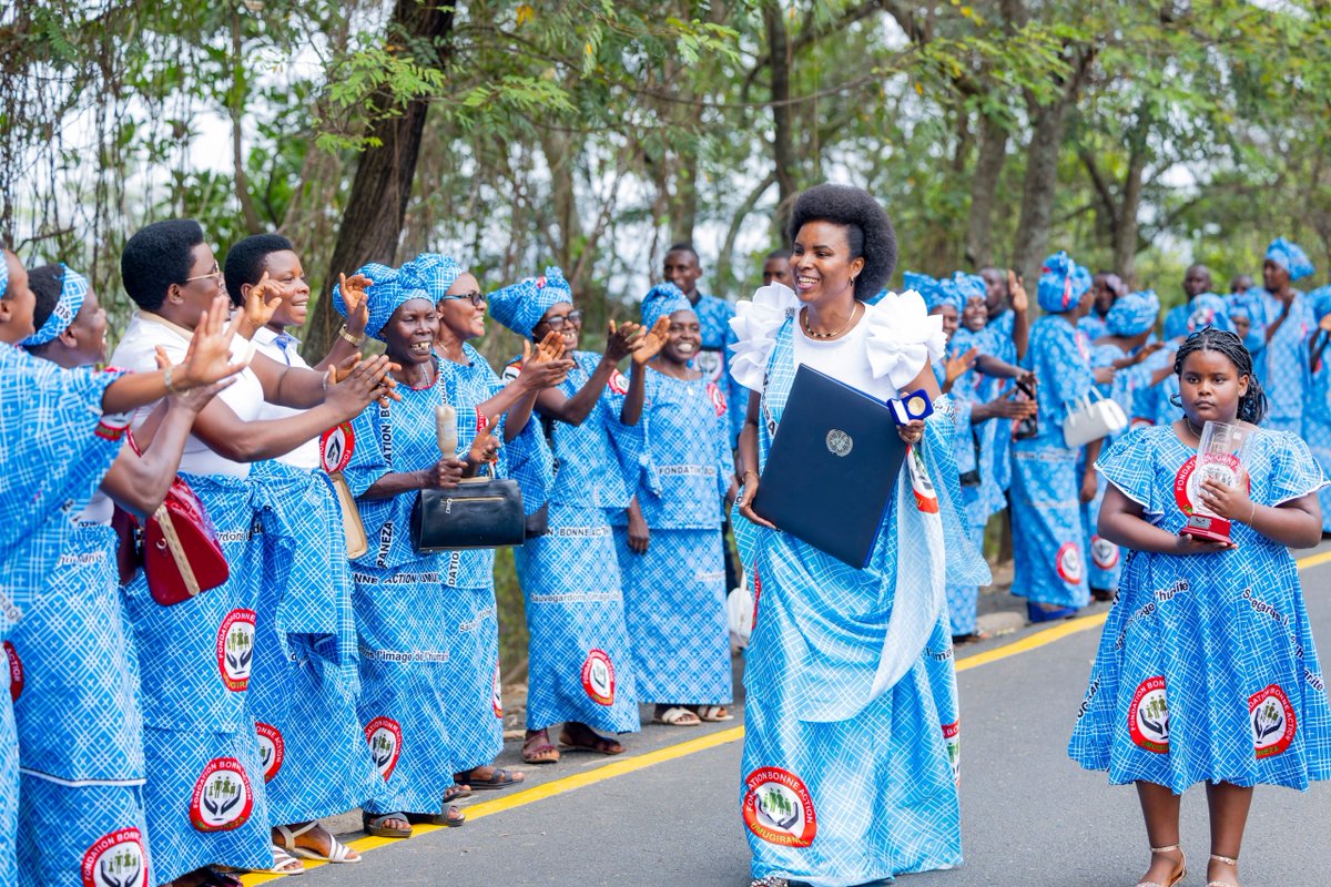 OPDD_Burundi's tweet photo. Après l'Aéroport International Melchior Ndadaye, la Première Dame SE Angeline Ndayishimiye a montré ces deux Prix à la population qui l'attendait pour lui montrer leur solidarité indéfectible dans ses activités à travers la Fondation Bonne Action Umugiraneza https://t.co/DG3Ltqht1f