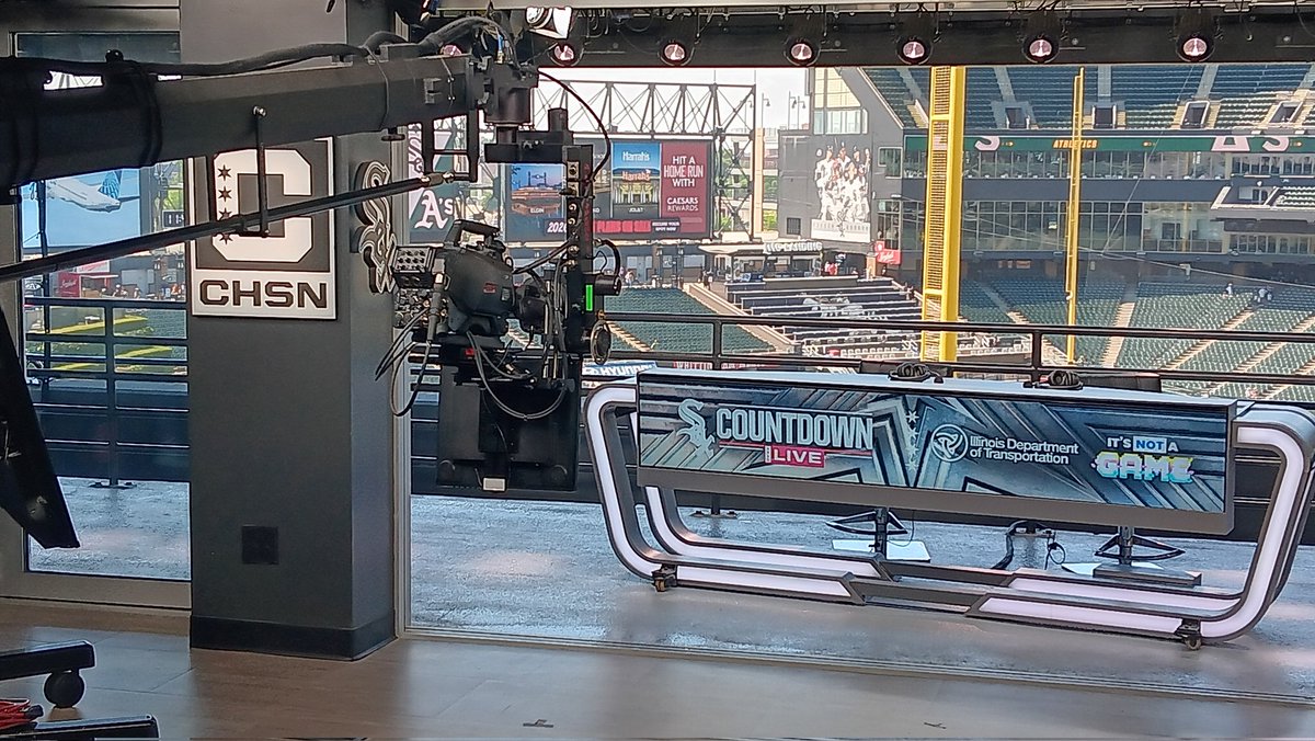 sidkid80's tweet photo. THANK YOU @WHITESOX AND @CHSN__ for hosting the Season Ticket Holders in the fabulous suite! 😀👏👍⚾️ #WhiteSox #MLB #SundayFunday🌞 #SouthSideOrDie #SoxSide ##SoxPride https://t.co/GbnBEEIW2t