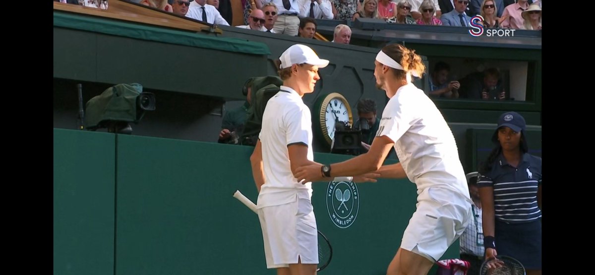 Dogukandilber's tweet photo. Alexander Zverev yere düşünce Jannik Sinner hemen desteğe geldi https://t.co/wW0yJn7iEa