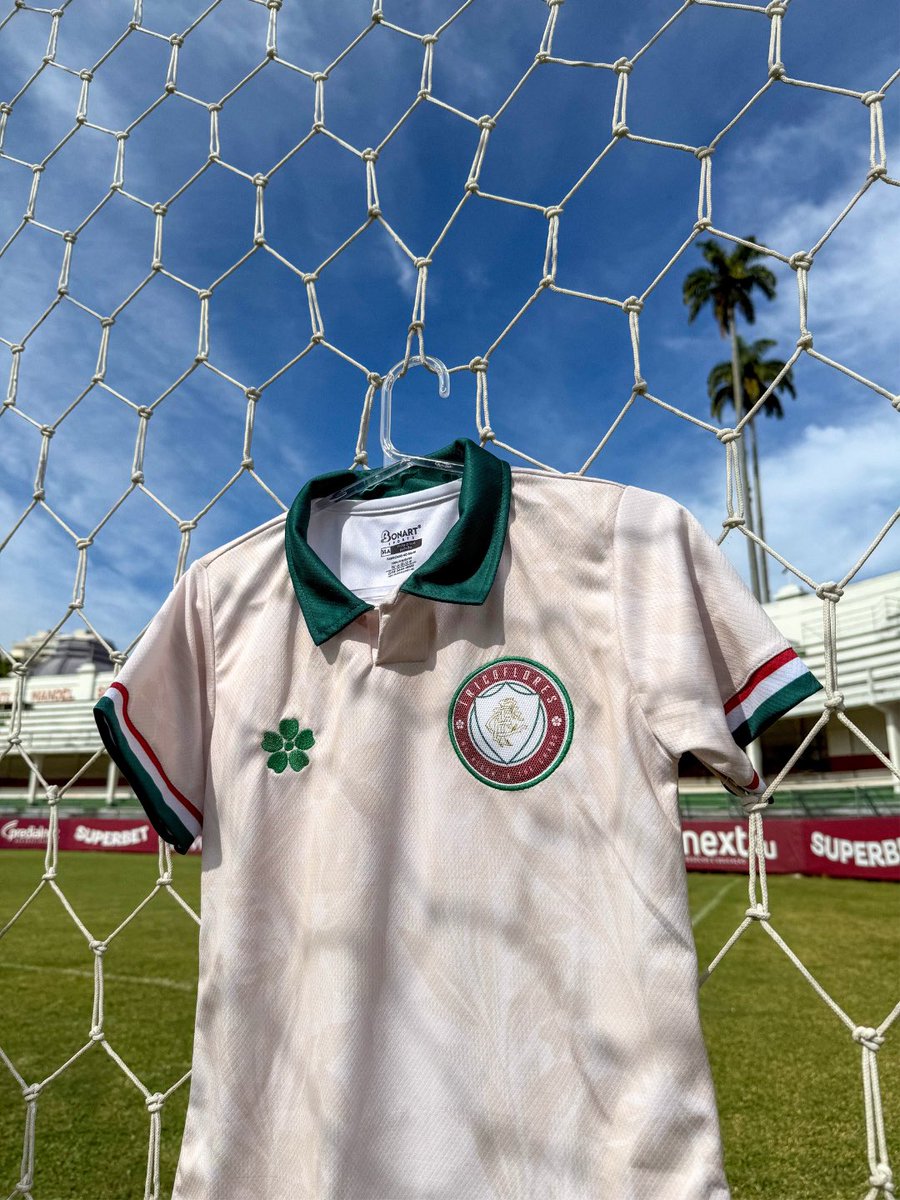 tricofloresffc's tweet photo. É OFICIAL: TEMOS UMA CAMISA! Aliás… DUAS! 

Depois de um ano construindo esse projeto com tanto amor, chegou a hora de deixarmos nossa marca nas arquibancadas, nas ruas e em qualquer lugar por onde passarmos.

Hoje não estamos lançando apenas uma camisa. Estamos vestindo um propósito.

Essas camisas carregam a nossa história, a nossa identidade e tudo o que acreditamos. Que elas sejam vistas como um símbolo de pertencimento, coragem e representatividade.

Garanta a sua na PRÉ VENDA no nosso site: https://t.co/rLqcf5I74t por R$149,90 até dia 31/07. 
_

Criação: @daslaranjeiras1 + @masalaju 
Produção: @bonartsports 
Fotos: @fefalipke @evaristobea
