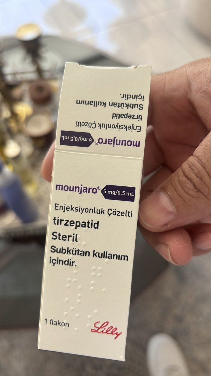 omerayaydin's tweet photo. Bir arkadaşım mounjaro adlı bu ilacı zayıflatıyor iddiasıyla bana önerdi. Bir doktor arkadaşımı arayıp sordum, etkili olduğunu söyledi. Normal şartlarda ilaç kullanmamaya çalışan biri olarak bir cahillik yapıp 1 doz kullandım. Akşam oldu mide bulantısı ve kusma hissi belirdi.⤵️ https://t.co/htCu9YoYTN