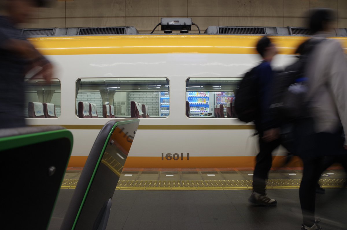 207_231_SO's tweet photo. 40分足らずの乗車時間はあっという間で阿部野橋に到着。
利用することがなかった学生時代も会えると嬉しい電車でしたが、シートや白地の方向幕、電球の入った標識灯など昔ながらの近鉄特急の様式が残るこの電車が改めて好きになったのでした。 https://t.co/EkYmbje60j