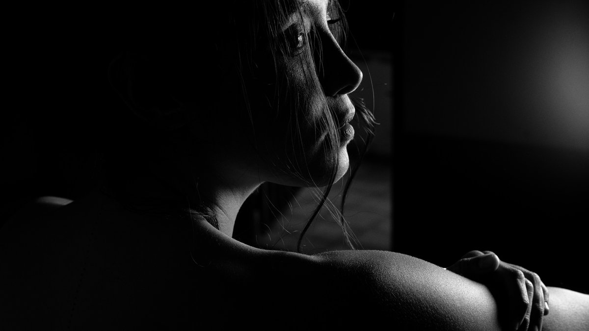 CreativeLive's tweet photo. Your apartment is not too small for a little dramatic flair. Mark Wallace turns a home studio into a lighting masterclass this weekend: free, live on YouTube today. Learn why your portraits look flat and how to fix it with just a few well-placed modifiers. https://t.co/l5JY0pLz9d