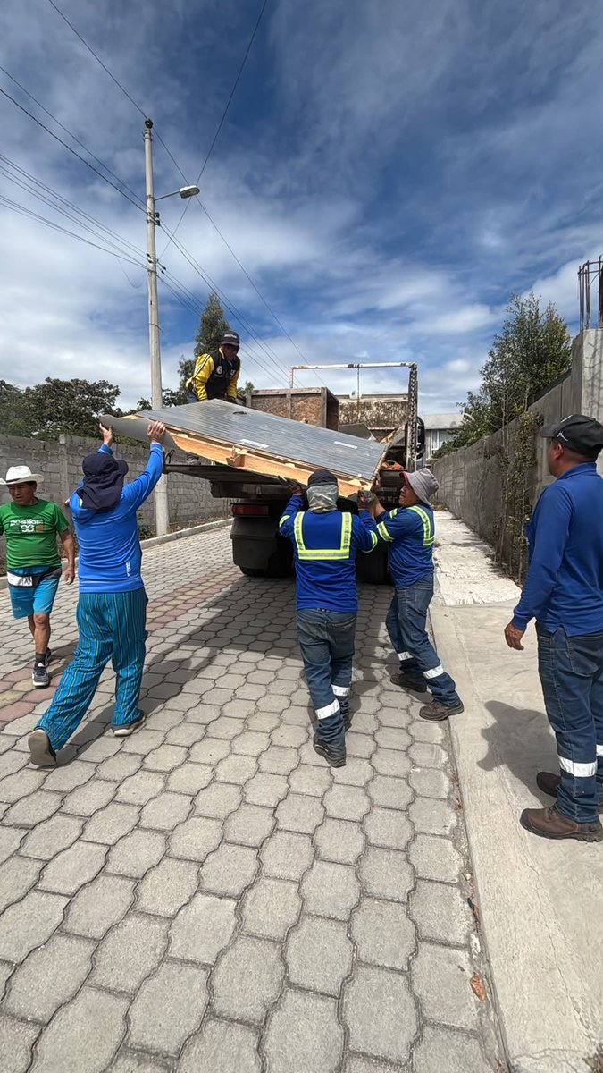 EmAseoQuito's tweet photo. 💙 #JuntosLimpiamosQuito | En coordinación con los vecinos de #Oyacoto, nuestros soldados azules participaron en una minga comunitaria para recuperar y mantener limpios los espacios del sector.

Quito cambia cuando la ciudadanía y nuestro personal operativo trabajan de la mano por barrios más limpios, ordenados y sostenibles.

Gracias a todos quienes se sumaron a esta jornada y demostraron que la corresponsabilidad hace la diferencia.

#QuitoRenace #QuitoNoSeDetiene