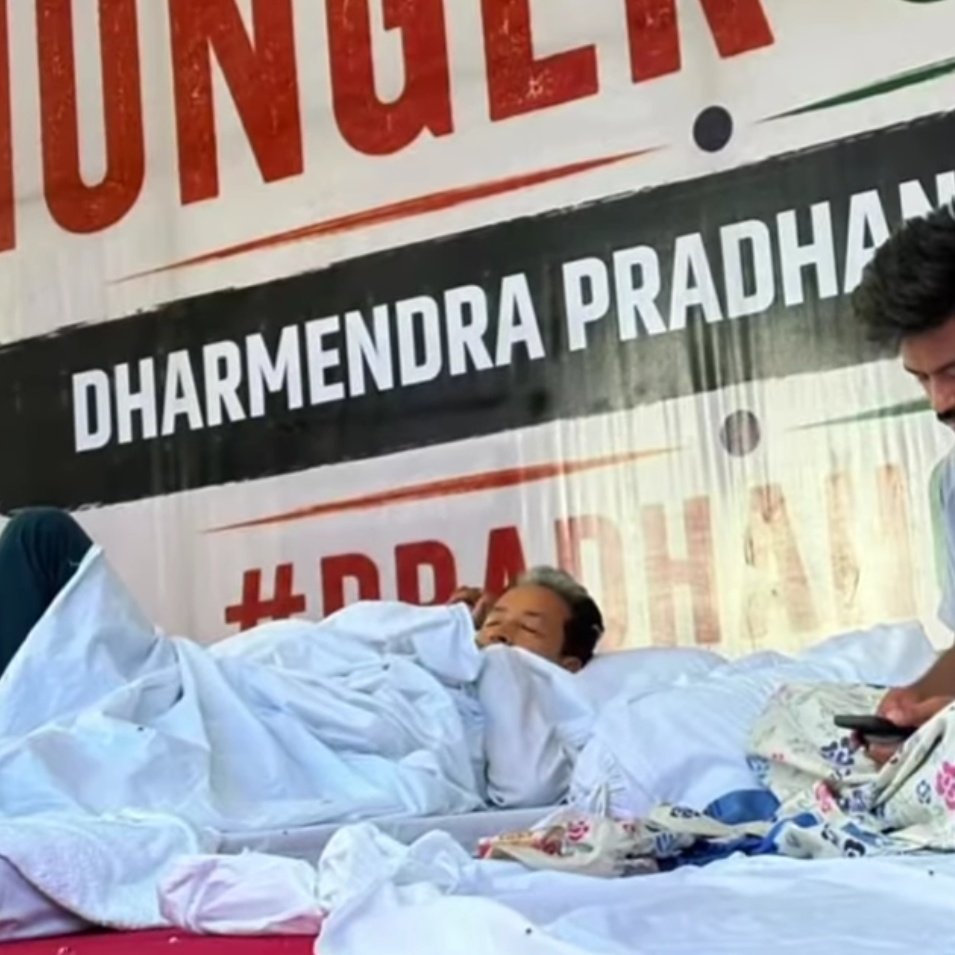 JITU3072's tweet photo. #SonamWangchuk 
#CJP
#Narendramodi
 सरकार हमारे इस वैज्ञानिक को भी मार देगी ।🥺💔

सोनम वांगचुक जो कि पेशे से इंजीनियर हैं पर इनके देश पर बहुत एहसान हैं बावजूद इसके देश के प्रधानमंत्री को शर्म नहीं आती इनकी हालत देख कर।

कम से कम देश पर इनके द्वारा किए गए एहसान की ही लाज रख लेते। https://t.co/Od1UzZLPQN