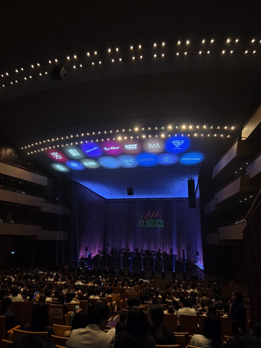 ML_kiing's tweet photo. Recap #SMCLASSICS #SMClassicsLive #SMCLASSICS_LIVE_2026
ไม่คิดว่าเพลง K-Pop ที่ฟังมาตลอด พอเรียบเรียงและบรรเลงโดยวงออเครสต้า จะอลังการมากขนาดนี้
บางเพลงดนตรีชวนฝัน เหมือนอยู่ในดินแดนแห่งจินตนาการ
เปิดคอนด้วย Welcome to SMCS Palace เผิดประตูพาเราเข้าไปในโลกของดนตรีคลาสสิก
พอ U R ขึ้น แบบทรงพลังมาก
ส่วน Black Mamba คือสนุกและมันส์มาก เพลงนี้จินตการว่าจะบรรเลงยังไงไม่ออกจริงๆ แต่พอฟังคือว้าวสุดๆ
Feel My Rhytm กับพระหมาไซโค คือดีมาก
พาร์ทของเวนดี้ เสียงก้องกังวาล ทรงพลังสุดๆ เสียงเซอราวมาก
แล้วมาไห้แตกเพลง End of a day ดนตรีมันเศร้ามาก บรรยากาศแบบ i feeling blue คิดถึงพี่จง
แล้วปิดด้วยเพลวชาติ Into the new world แบบเพลงมันฟีลลิ่งต่างจากทุกเพลงจริงๆ มันทรงพลัง เต็มเปี่ยมไปด้วยความหวัง สู่โลกที่ดีกว่าเดิม ไม่คิดว่าจะหาให้รู้สึกได้มากมายขนาดนี้
เป็นอีกคอนที่ฟูลฟีล