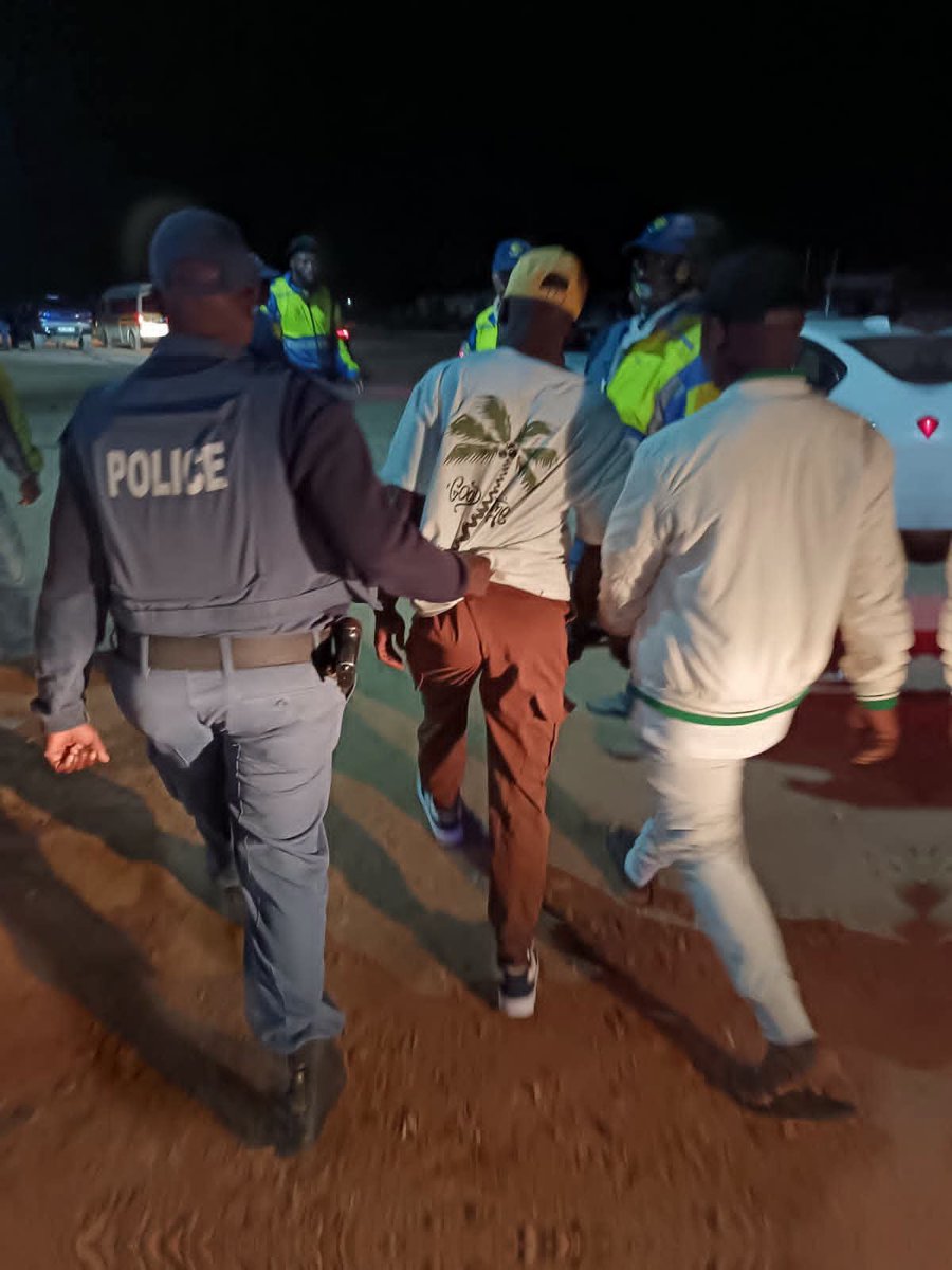 ZANewsFlash's tweet photo. NEWS: A total of 222 alleged illegal immigrants have been arrested in a week long police operation in Mpumalanga province - KZN Tonight Podcast https://t.co/v9Y7u1CC45