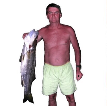 mozkado's tweet photo. E quando hackearam o YouTube  da Pabllo e colocaram a foto do Bolsonaro segurando um peixe https://t.co/7XGL6AcwKB