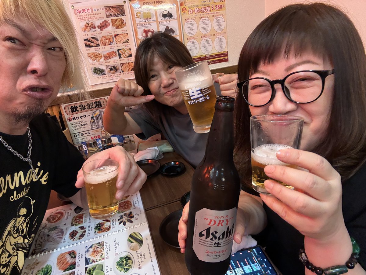 OCHA_Telecaster's tweet photo. the Zuccoリハ後の大切な打ち合わせ。 https://t.co/ViMWjEB4NG