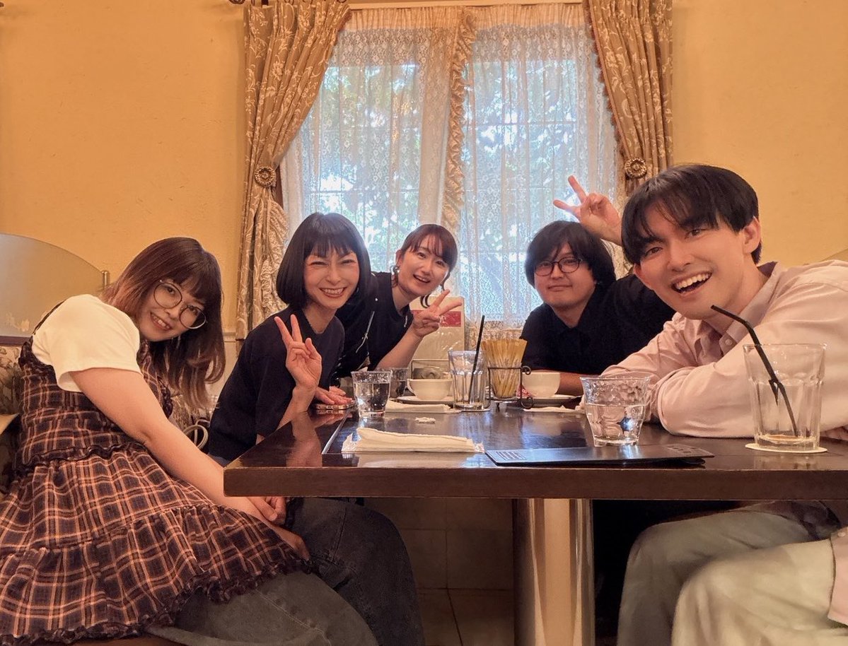 Palet_Takako's tweet photo. 🌈🦜なかよし3組で打ち合わせでした☺️

色々話してきましたよー！
楽しみに待っていてくださいね😊🙌

打ち合わせの後はまったりおしゃべり♡
お喋りしてると時間が過ぎるのが
本当にあっという間😂ww

#虹彩インコ #ハナロクショウ #竹ちなみ #なかよし3組 https://t.co/9TfrJtCssK
