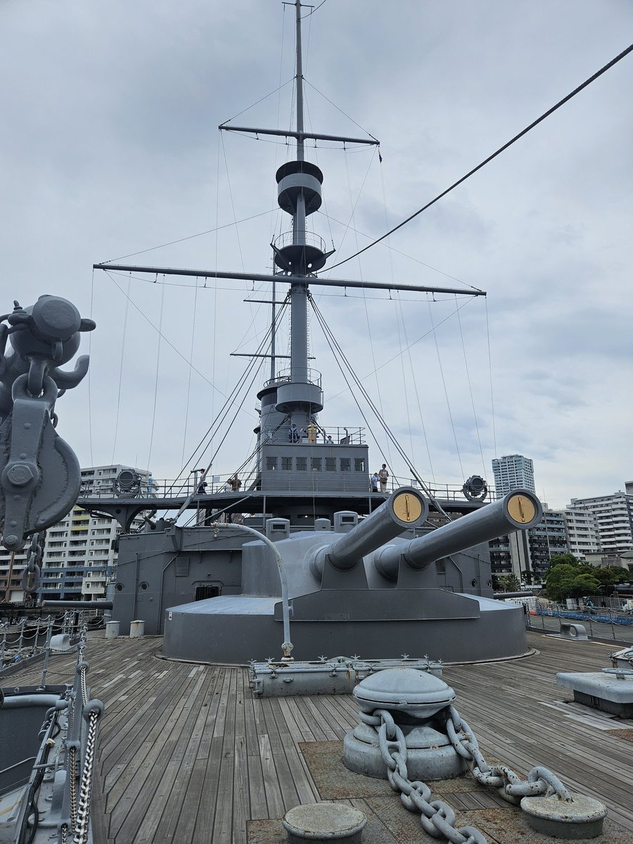 Akastuki127's tweet photo. 今日友達と横須賀に行ってきたよ
約4年ぶりに行ったけど軍艦の迫力は変わらないわ
やっぱ軍艦はカッコイイ！！ https://t.co/BBvMwHfyBL