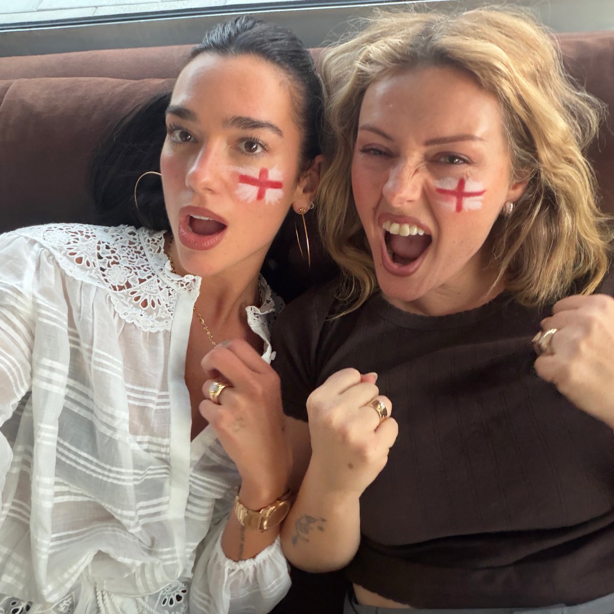 addictionlipa's tweet photo. dua lipa rooting for england yesterday 🏴󠁧󠁢󠁥󠁮󠁧󠁿 https://t.co/OIjo4ikNk0