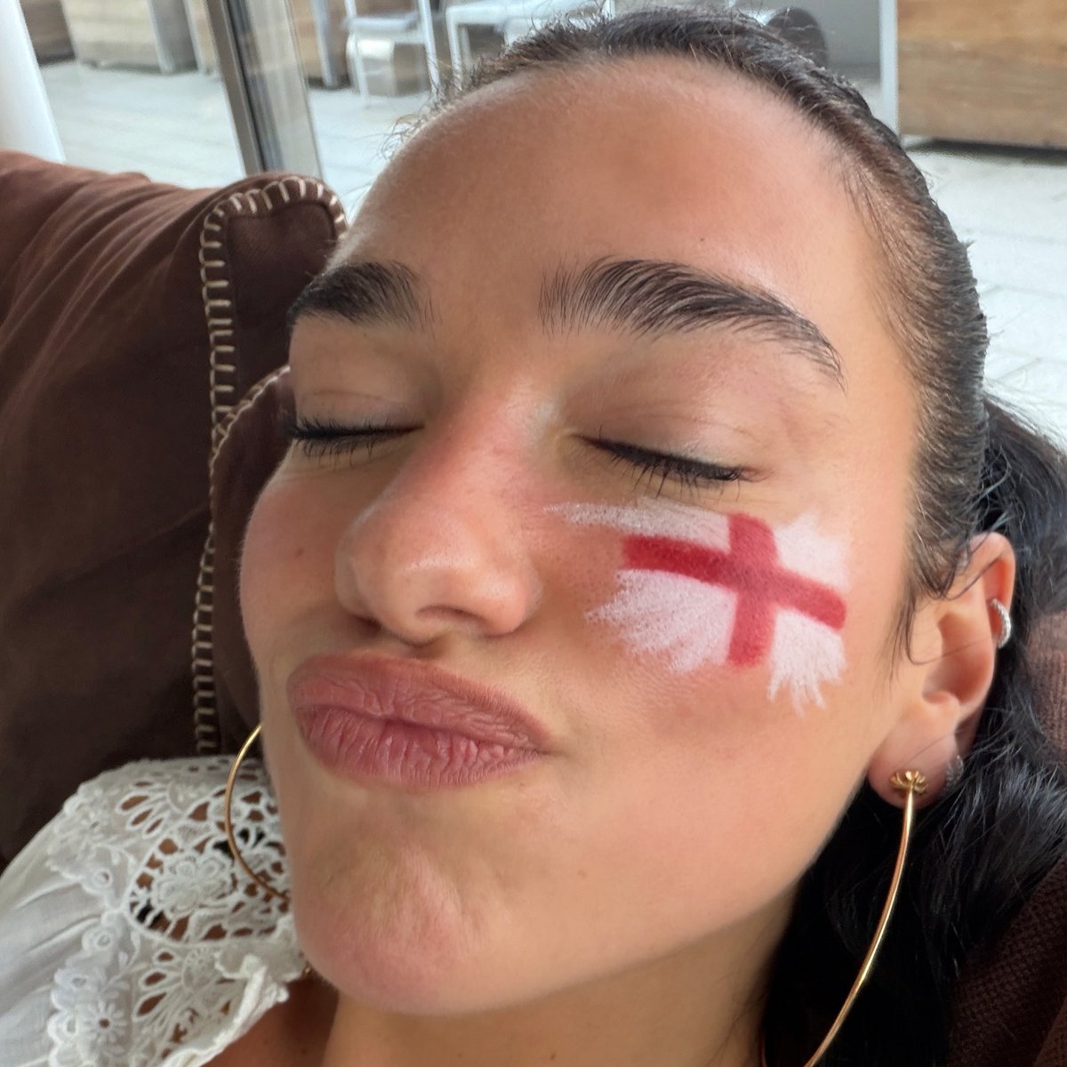 addictionlipa's tweet photo. dua lipa rooting for england yesterday 🏴󠁧󠁢󠁥󠁮󠁧󠁿 https://t.co/OIjo4ikNk0