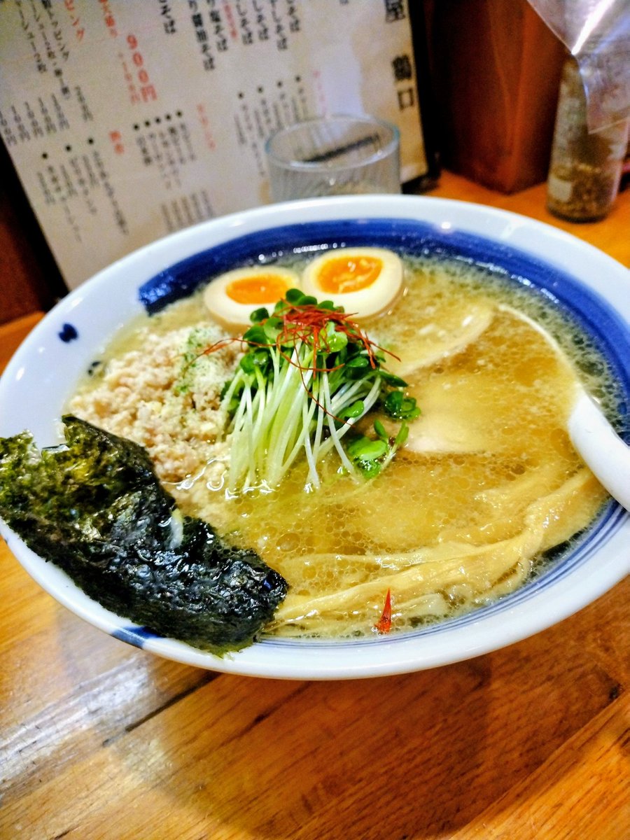 Silencesuzuka5O's tweet photo. 麺屋 鶏口@ふじみ野市/上福岡駅
✦塩鶏そば+特製トッピング
先月12周年を迎えたカミフクの重鎮！！
看板メニューの塩鶏そば🍜
透き通る淡麗な見た目に 鶏の旨味が凝縮されたスープが絶品✨
鶏油のコーティング効果で 正に鶏(ﾄﾘ)-ﾄ麺(ﾒﾝ)ﾄな美味しさを演出してくれます🤤💕
鶏そぼろ探索も楽しいw https://t.co/J7FGCq24z7