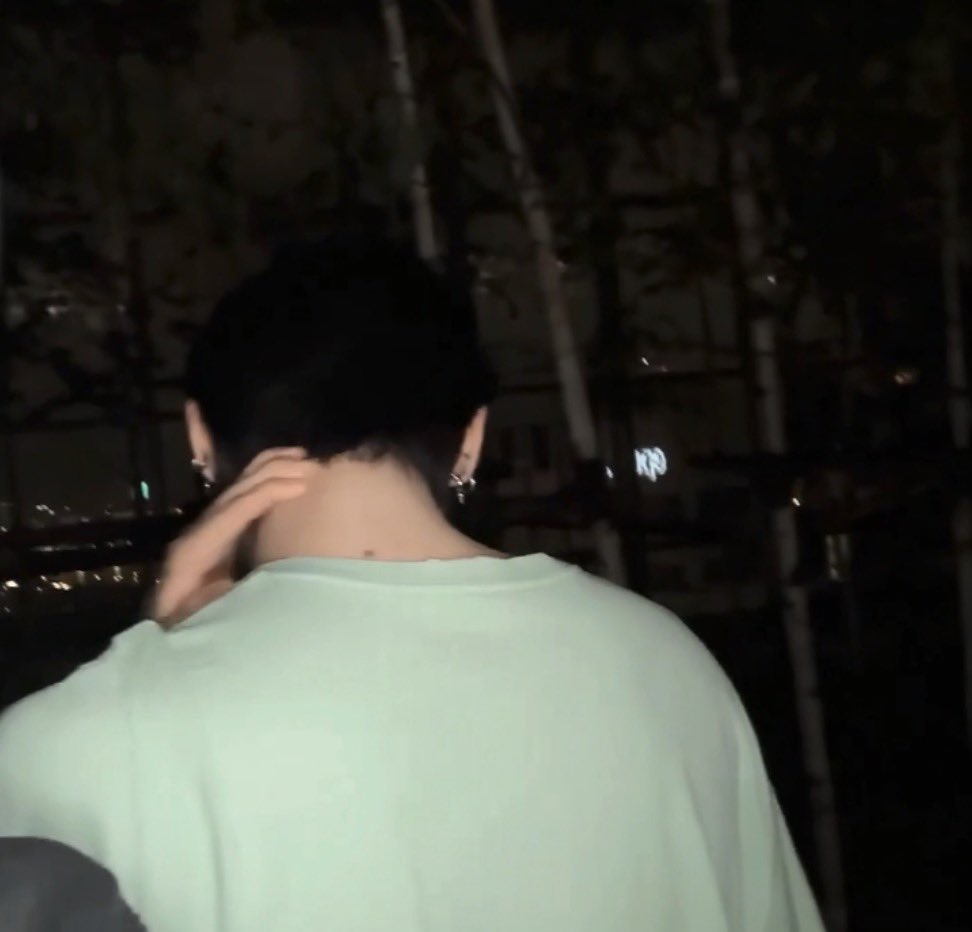 ihanimpregnator's tweet photo. his chest and back moles are so pretty https://t.co/qN1jjFocO3
