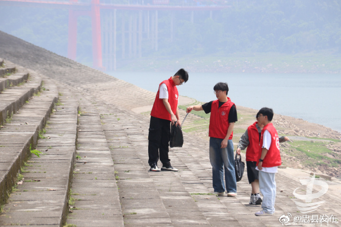 suna5107's tweet photo. Just wrapped up a 4-hour river cleanup volunteer shift with amazing locals! Picked up 20+ kg of plastic and saw kids start bringing reusable bottles. Small actions add up—love making a real impact. ， https://t.co/KgVSRBp19w