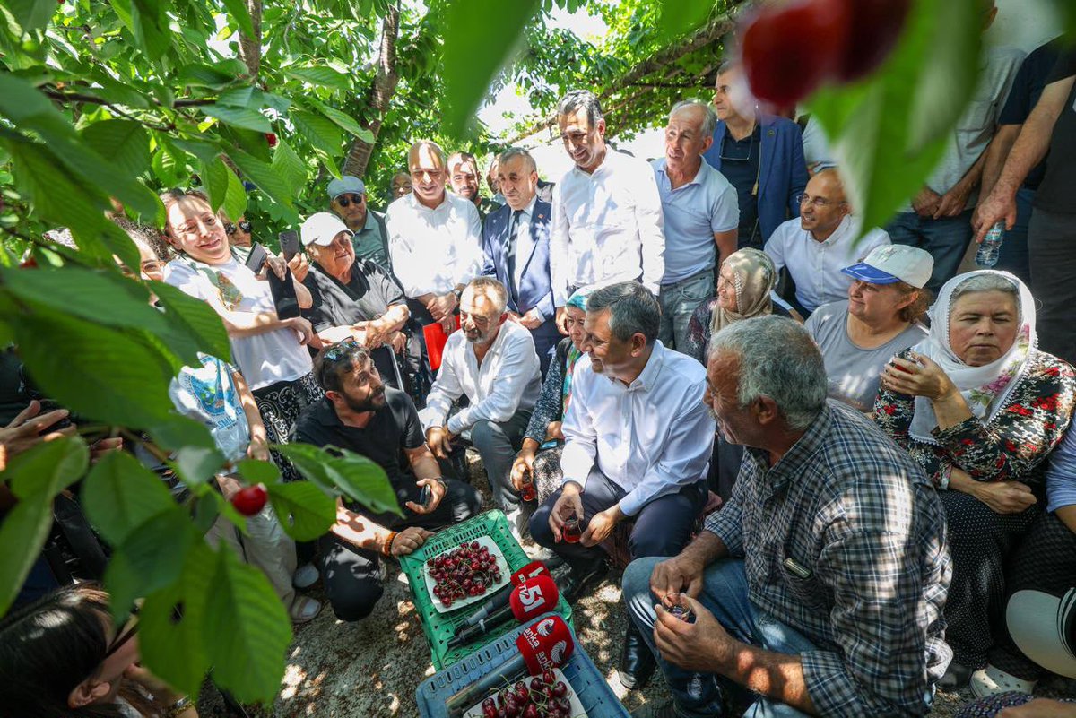 eczozgurozel's tweet photo. Niğde’de bugün bir kiraz dalının altında çiftçinin derdini dinledik, sonra sokağa karışıp omuz omuza verdik.

Her selamdan güç, her sohbetten umut aldık.

Biz bu güzel insanların umudunu yerde bırakmayacağız. https://t.co/Scr9syPNia