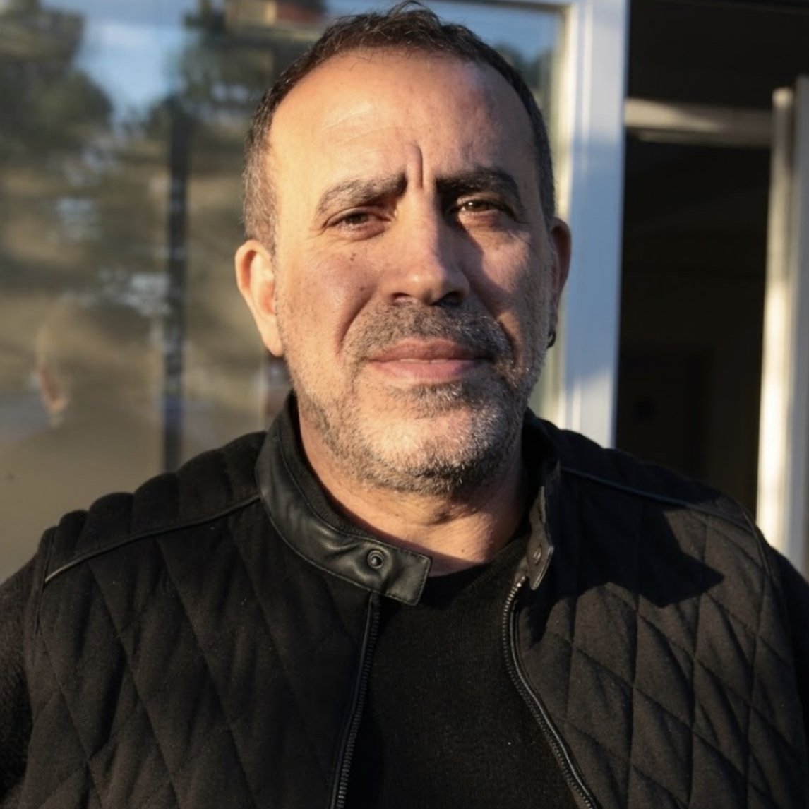 pusholder's tweet photo. Haluk Levent'in yurt dışına çıkmak için havalimanına gittiği ve Almanya'ya bilet aldığı, hakkında yurt dışı çıkış yasağı bulunduğunu öğrenince telefonlarını kapatarak İzmir yönüne hareket ettiği ve Bursa'da gözaltına alındığı öne sürüldü. (Burak Doğan) https://t.co/Z0XXxB0vD4