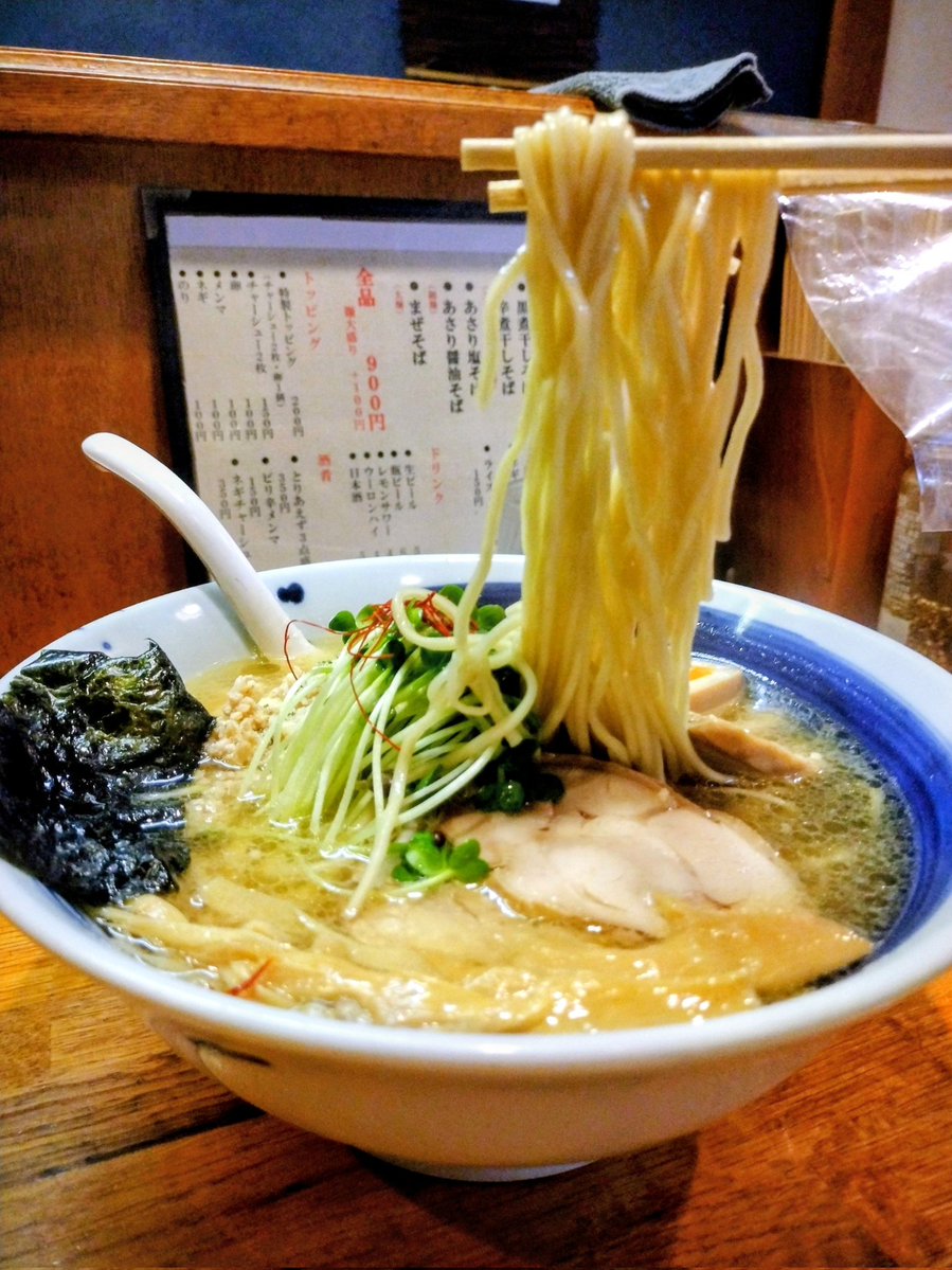 Silencesuzuka5O's tweet photo. 麺屋 鶏口@ふじみ野市/上福岡駅
✦塩鶏そば+特製トッピング
先月12周年を迎えたカミフクの重鎮！！
看板メニューの塩鶏そば🍜
透き通る淡麗な見た目に 鶏の旨味が凝縮されたスープが絶品✨
鶏油のコーティング効果で 正に鶏(ﾄﾘ)-ﾄ麺(ﾒﾝ)ﾄな美味しさを演出してくれます🤤💕
鶏そぼろ探索も楽しいw https://t.co/J7FGCq24z7