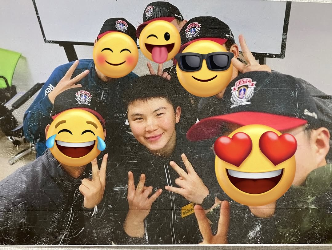 kimmeongie's tweet photo. ชั้นหมดห่วง ทุกคนน่ารักกับพี่จีหุนมากซึ่งพี่จีหุนก็ดูมีความสุขอะรู้สึกโล่งใจที่สุดแค่เขามีเพื่อนน่ารักรอบตัวแบบนี้มันก็พอแล้ว 😭 https://t.co/nrCFjMtPmf