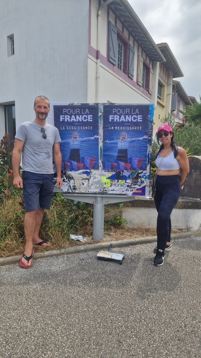 PalisPierre64's tweet photo. Quelques jours après l’annonce de la candidature de Marine Le Pen, nous étions déjà sur le terrain à Tarnos, Bayonne et Anglet. Affiches posées, militants mobilisés : nous ne lâcherons rien. Rejoignez-nous pour faire gagner la France en 2027 ! 🇫🇷 #RN64 https://t.co/lsA1xEq3bg