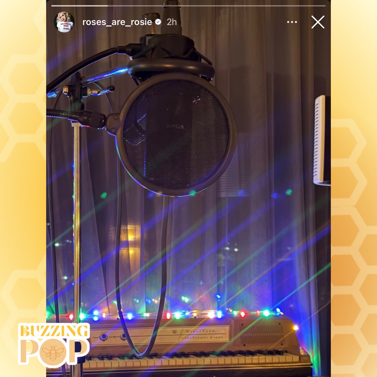 BuzzingPop's tweet photo. ROSÉ recording new music. https://t.co/Q9FFS7pGXy