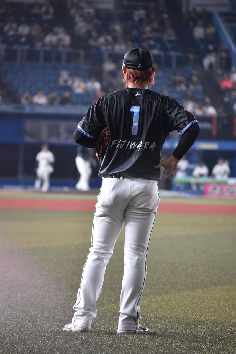tamuCLM's tweet photo. 走塁用手袋は入れっぱなしで利き手と逆側にロジンを入れるカッコよくておもしれー夏男
#藤原恭大 https://t.co/kGvGh0HggV
