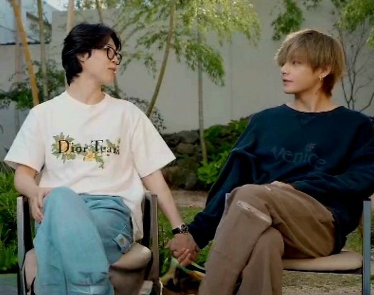 Vmin95zislove7's tweet photo. normal vs lamron https://t.co/lBSCS8XsIC