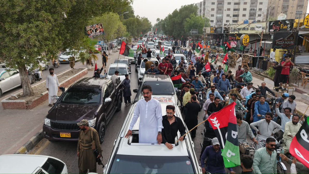 buriroGM's tweet photo. صو��ائی وزیر آبپاشی، منصوبہ بندی و ترقیات سندھ @JamKhanShoro کی رہائش گاہ سے میئر حیدرآباد کاشف علی شورو کی سربراہی میں ریلی نکالی گئی، جس میں بلال خان شورو، چیئرمینز ٹاؤن میونسپل کارپوریشنز، پیپلزپارٹی کی رہنماء فرید قریشی، ہماء نقوی، فیصل عبدالجبار خان، بلدیاتی نمائندگان، خواتین، نوجوان، مزدور اور ہزاروں کارکنان نے شرکت کی۔

مرسوں مرسوں، سندھو نہ ڈیسوں۔
#IndusRiver #SaveIndus #PPP #Sindh