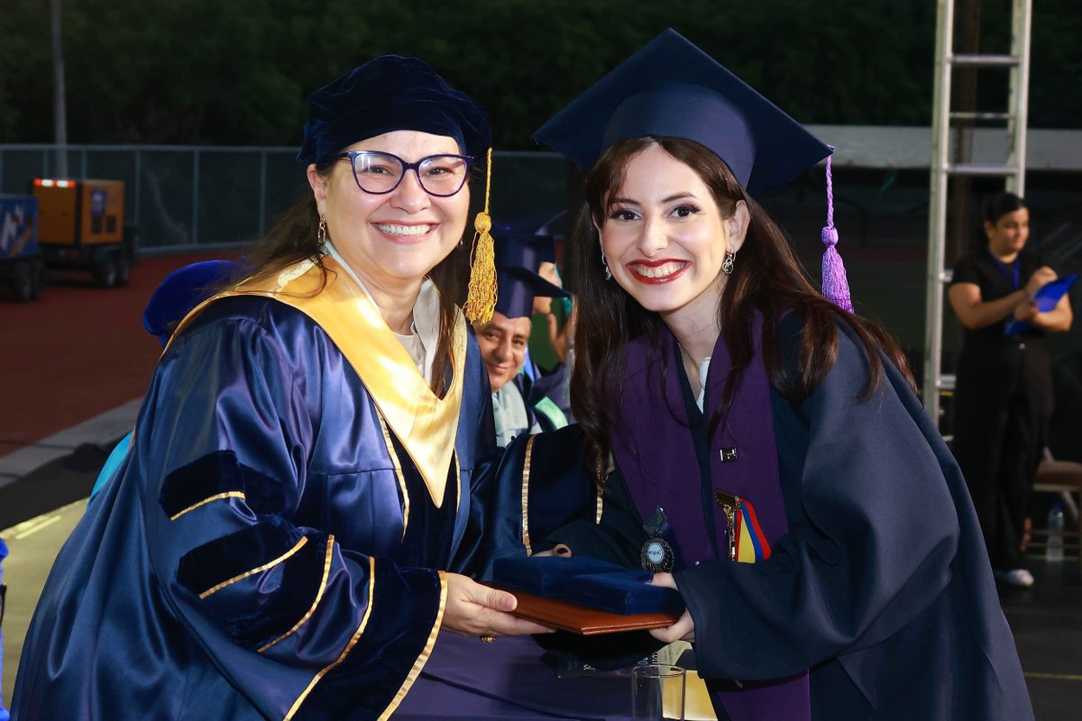 espol's tweet photo. ¡El talento que transformará el país🇪🇨! Celebramos la incorporación de 1.111 nuevos profesionales politécnicos. Detrás de cada título hay una inmensa cadena de confianza y esfuerzo familiar. 

Revive nuestra Graduación🎓 Colectiva 2026 aquí: https://t.co/p9KjuqyvVR

#graduadosespol2026