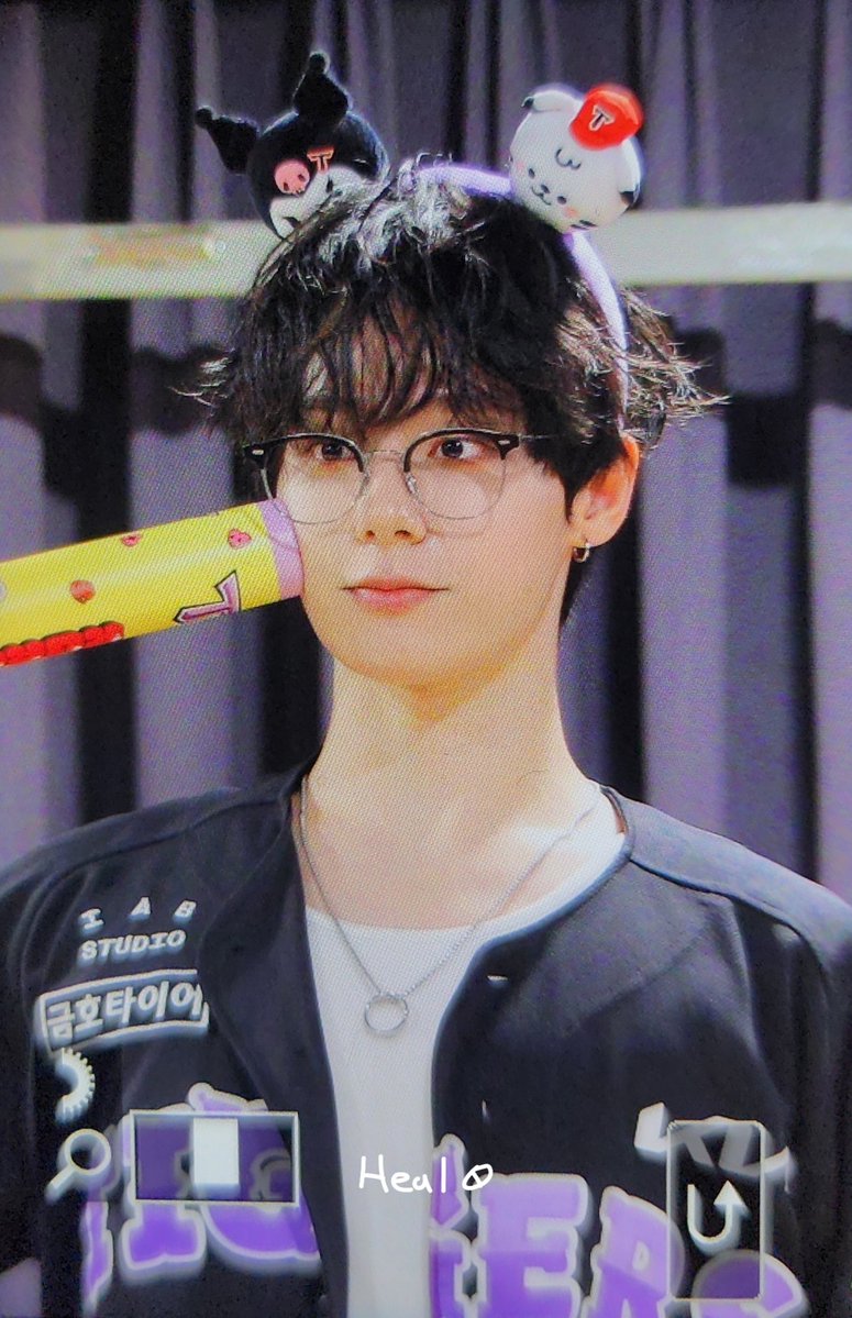 Heal_hw's tweet photo. 260712 디마뮤 팬사인회
#환웅 #HWANWOONG #원어스 #ONEUS https://t.co/ZERh2MNz7r