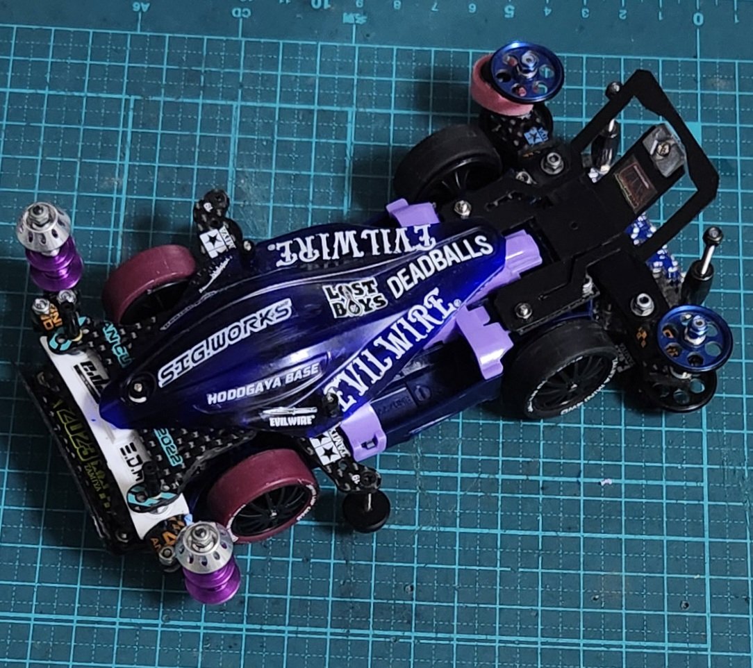 mini4wd_YM2's tweet photo. 気づいたら日曜日もこの時間💡どうも僕です
東京大会は土曜日のAグループ(F)の1コーススタートでブルン2を抜けた登りスロープでギャップを拾って停止しMAした😑 
一夜明けてシャーシ交換＋マシンを諸々見直しつつ仙台or大阪若しくは模擬で調整するか検討してます🫠
#ミニ四駆
#mini4wd
#MA https://t.co/ANpKmM53ZI