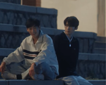 lovelyjkks's tweet photo. the unofficial couple of the team THEM IN THEIR LITTLE CORNER 🤏😭 #roadtosuccess https://t.co/YNBVqTafZt