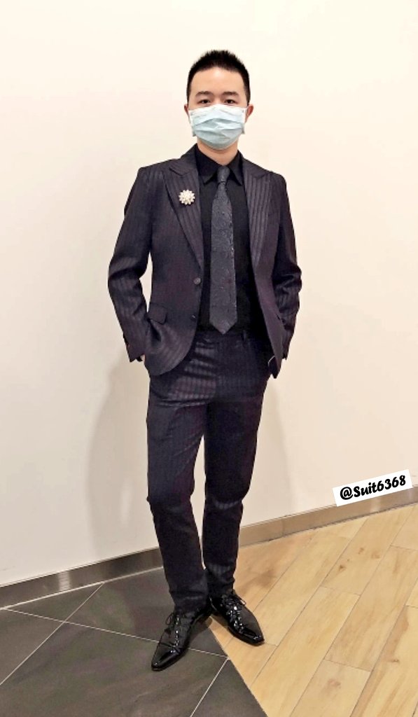 Suit6368's tweet photo. 感謝正裝友人幫拍
#黑斜紋西裝 #黑人字紋襯衫 #黑手打領帶 #水鑽胸花 #金色袖扣 #絲襪 #漆皮皮鞋 #正裝 https://t.co/zQ8qEu7O9d