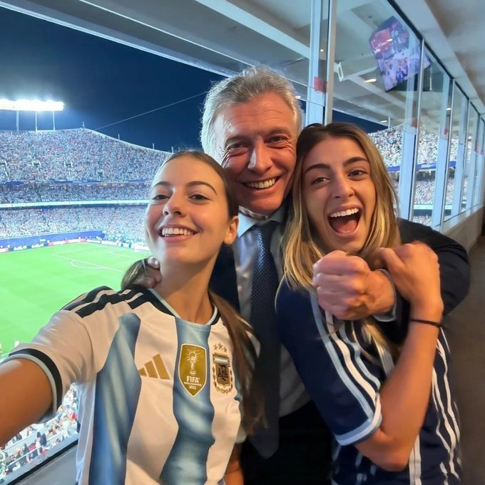 DruidBloggerOK's tweet photo. Le dijeron "mufa" en 2022 y Argentina salió campeón.
Anoche estuvo con Antonia y con la hija de Juliana Awada y el conde Bruno Barbier, que lo quiere como a un padre.
Y ya estamos en semis.
Tipazo. https://t.co/xpec5CKoJx