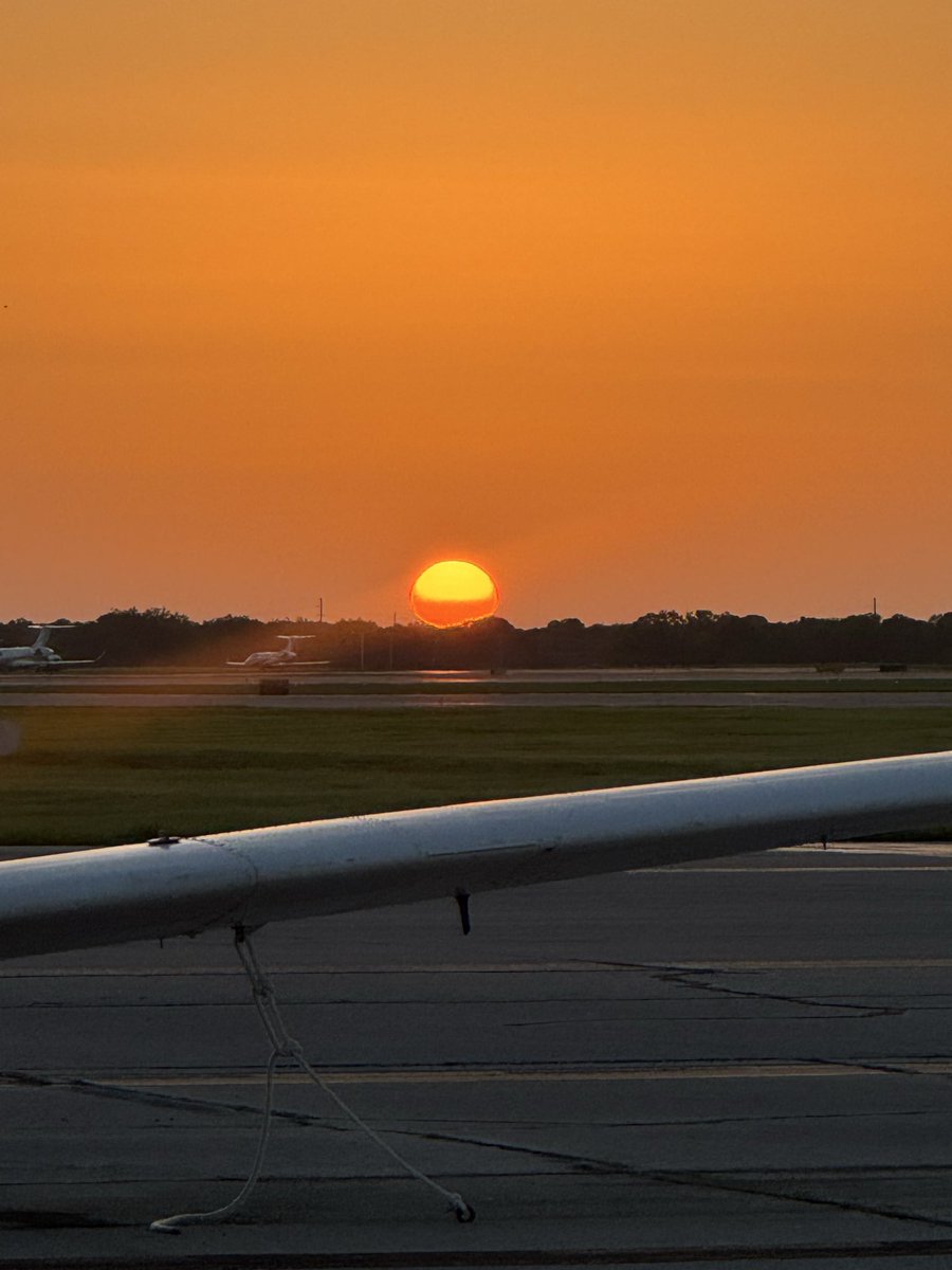 pappydeux's tweet photo. Good morning Central Florida!  Spectacular sunrise with all of the African dust in the stratosphere. https://t.co/MqchEs98vw