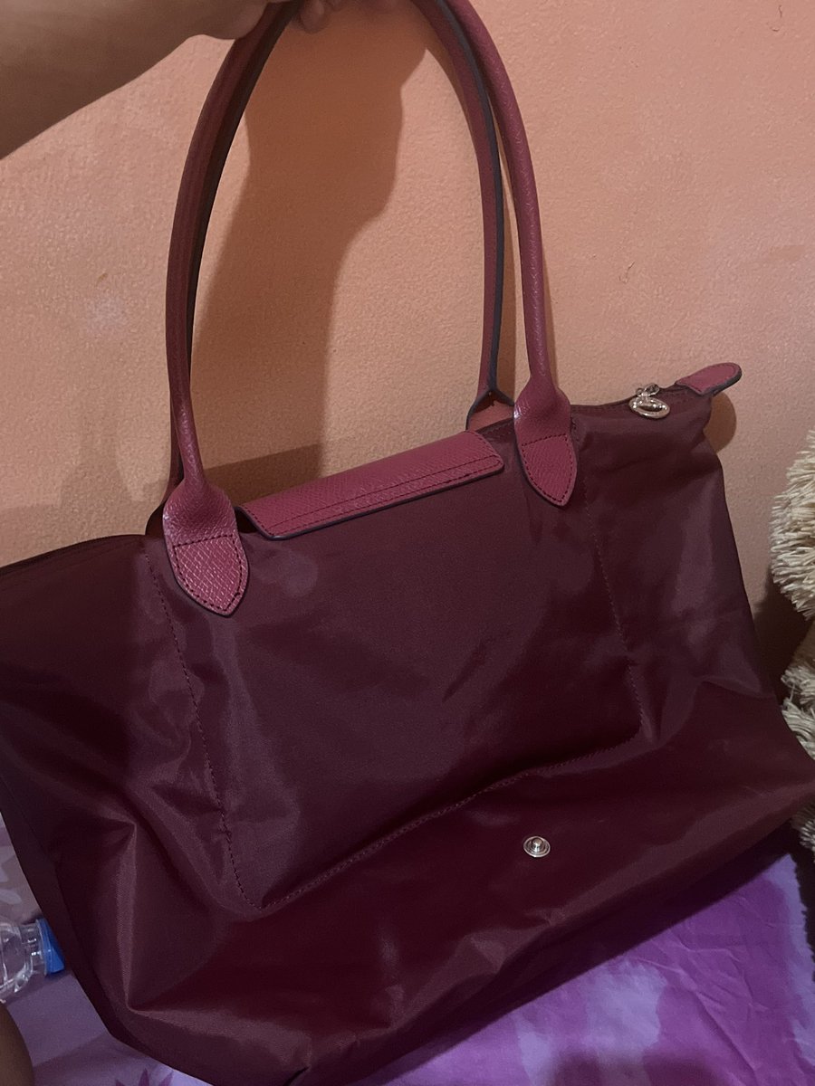 urfavlattexx's tweet photo. longchamp LLH (Large) 380K hasil thrifting
muat laptop 14inch
veter aman kulit handel aman ✅
balik zipper sudah 4/5 
tas cemplang cemplung tapi ada resleting jadi aman untuk dibawa kemana mana 
good condition https://t.co/SAY2yvCrRw
