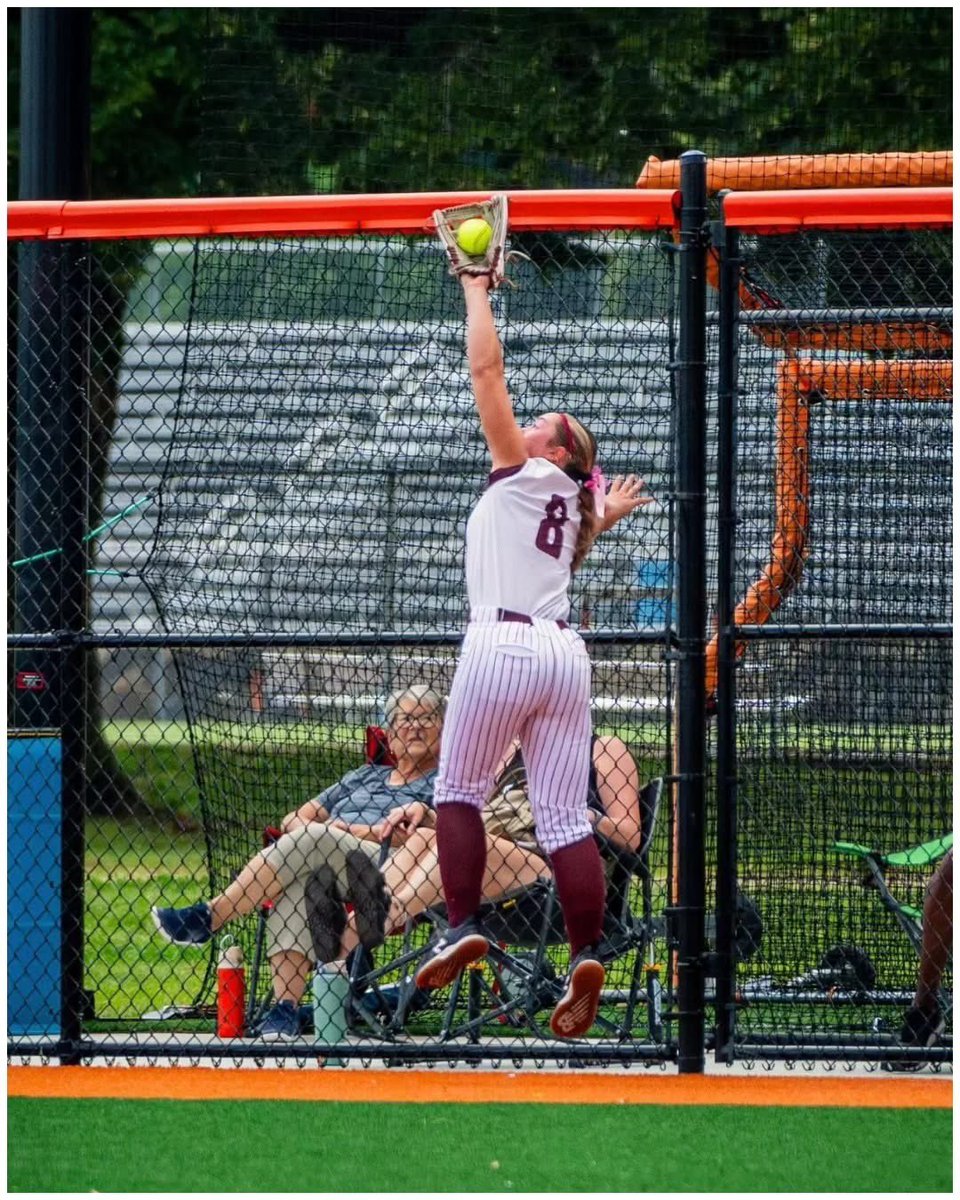 SarahMunger2028's tweet photo. Thanks Scott Byers for catching this photo of one of my catches in right field against Valley last week! https://t.co/vEWv3Mg9aF
