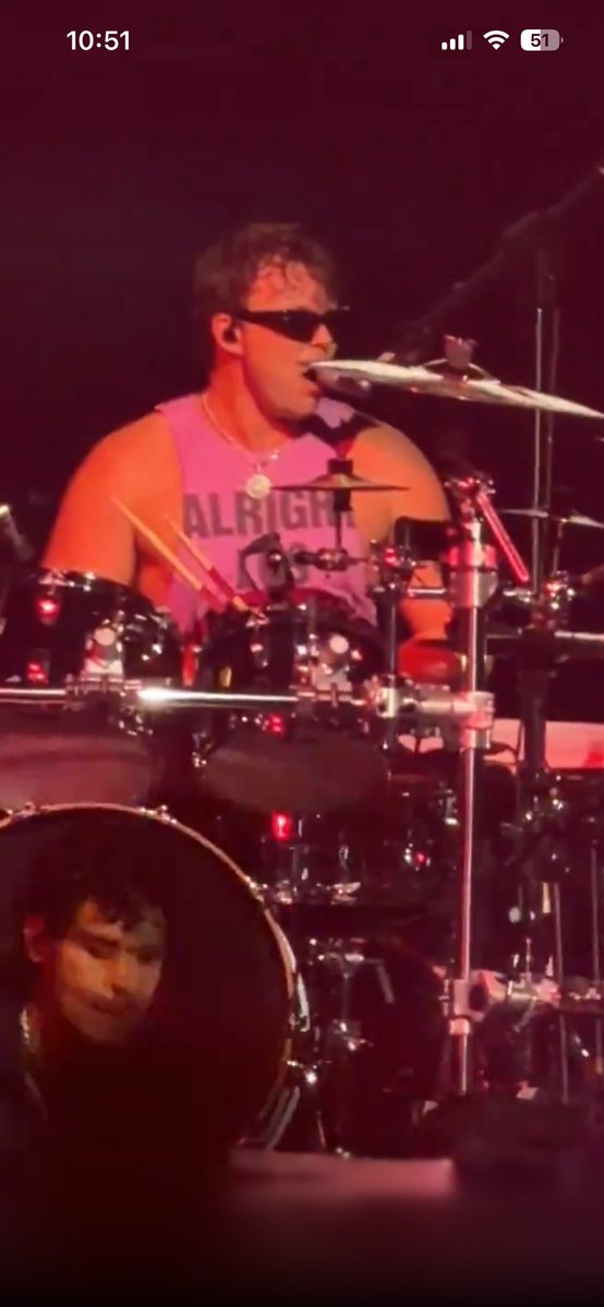 5sosofJace's tweet photo. a camisa do ash kkkkkkkkkk https://t.co/06a5vX4WKG