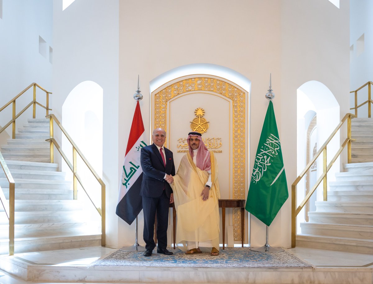 KSAMOFA's tweet photo. #الرياض | سمو وزير الخارجية الأمير #فيصل_بن_فرحان @FaisalbinFarhan ومعالي نائب رئيس مجلس الوزراء وزير خارجية جمهورية العراق الدكتور فؤاد حسين، يعقدان اجتماعاً رسمياً بين البلدين، وذلك بحضور عدد من أصحاب المعالي والسعادة من الجانبين.

https://t.co/GNGU2hSUXy https://t.co/p7kblJS4US