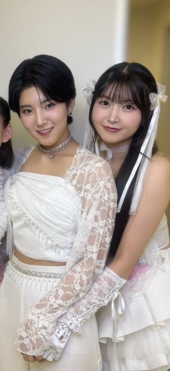 koro__kr11's tweet photo. ←集合写真で彼女と隠れて手を繋ぐ彼氏
文化祭で後輩に頼まれて写真に写るモテ男トップ2→ https://t.co/Jfj4BNabt0