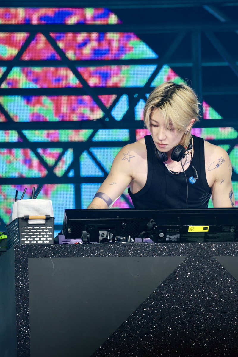peek8chwe's tweet photo. dj8 you are so pretty on this photo 😳😳 https://t.co/WvDZCiLFMU