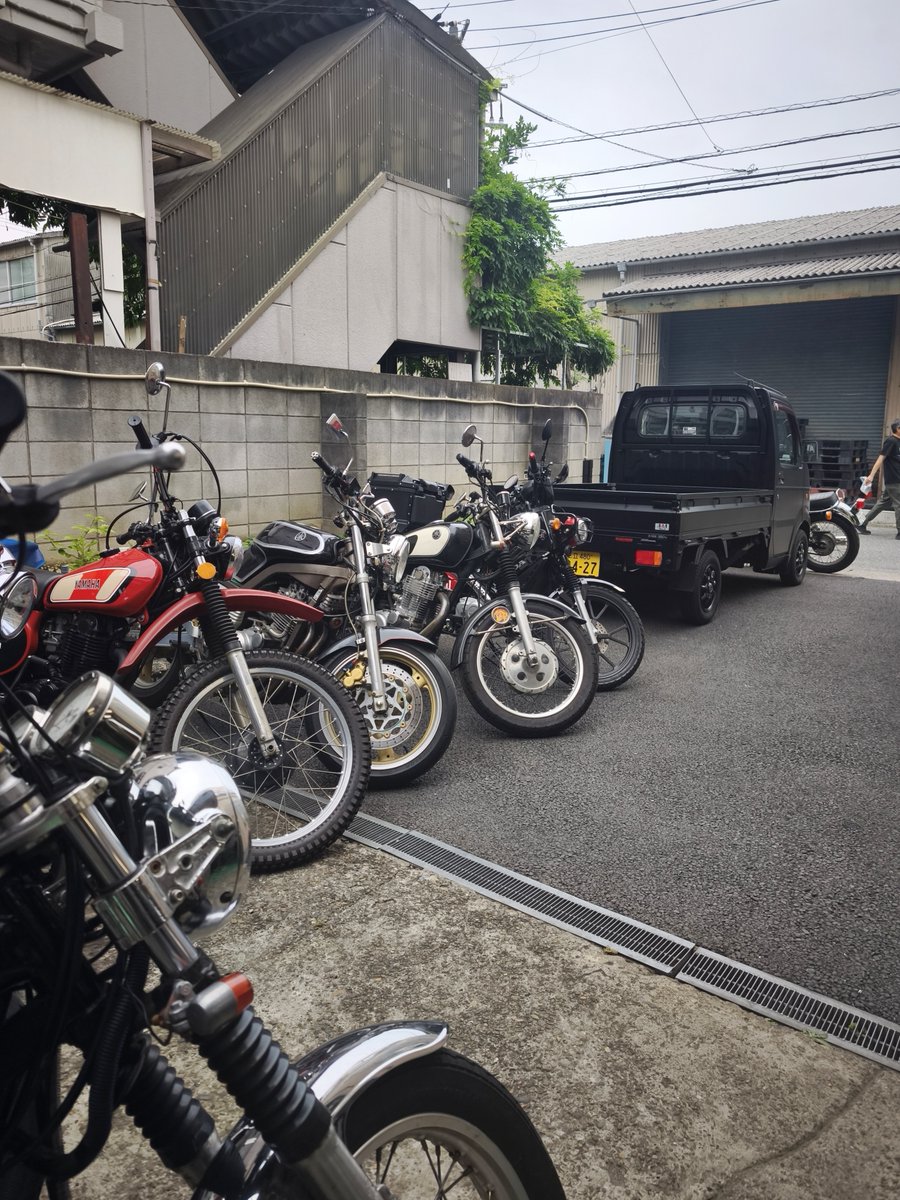 alfatact's tweet photo. 愛車SRでAAAへ訪問。
少しエンジンのオイル漏れがありましたがシフトシャフトのオイルシール交換で様子見。そして そのまま車検で入院。そして せっかくなので一通りメンテをお願い…アップが楽しみです😁
#YamahaSR #BigSingle #YAMAHA #SR400 #SR500 #SR595 #AAA
< https://t.co/NUvJKEdCOk > https://t.co/NSHwanbJrc
